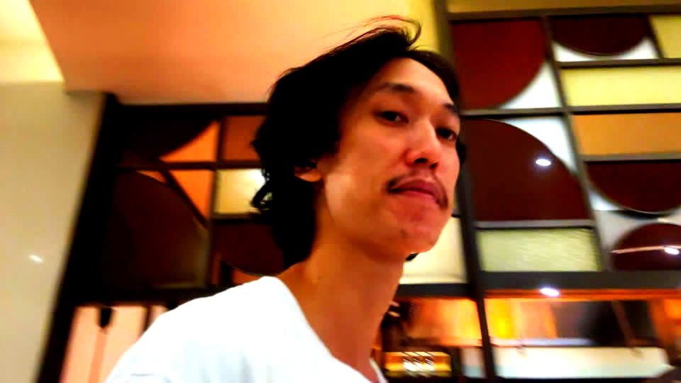 Khung hình footage thật: người nói thẳng vào máy quay