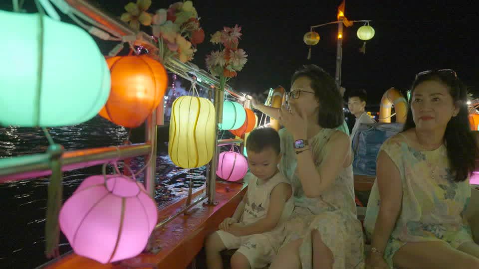 Khung hình footage thật: gia đình ngồi thuyền đèn lồng ở Hội An